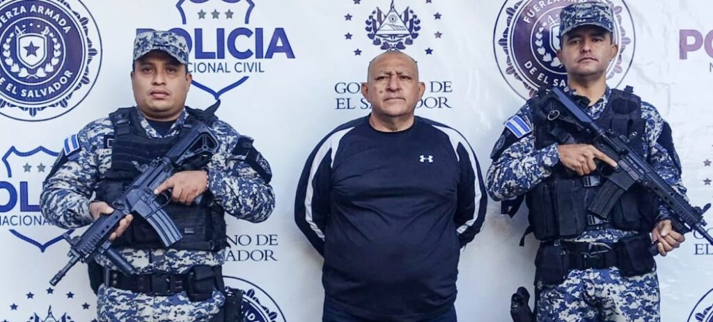 Hombre es detenido por amenazar con arma de fuego a su compañera de vida en Ilopango