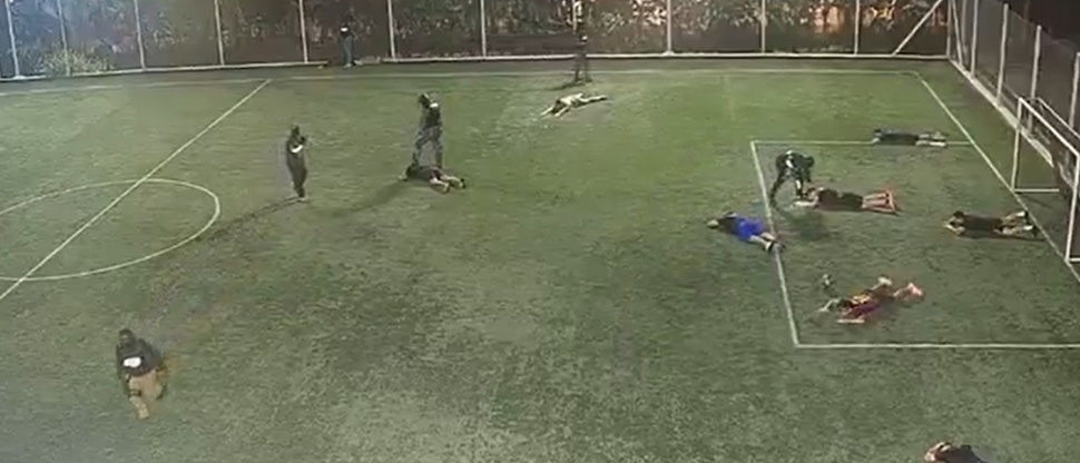 Ecuador: sujetos disfrazados de militares invaden cancha y asesinan a tres jugadores