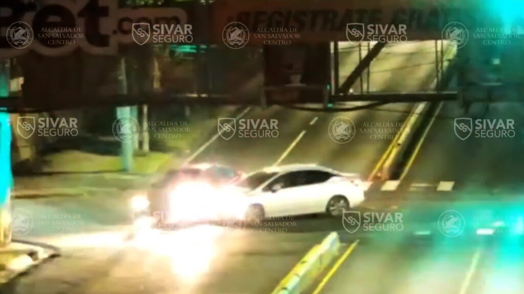 Conductor se pasa semáforo en rojo y provoca accidente en San Salvador