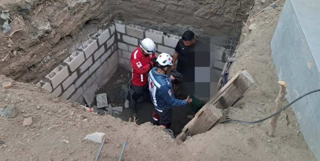 Hombre sufre descarga eléctrica en una fosa séptica en construcción