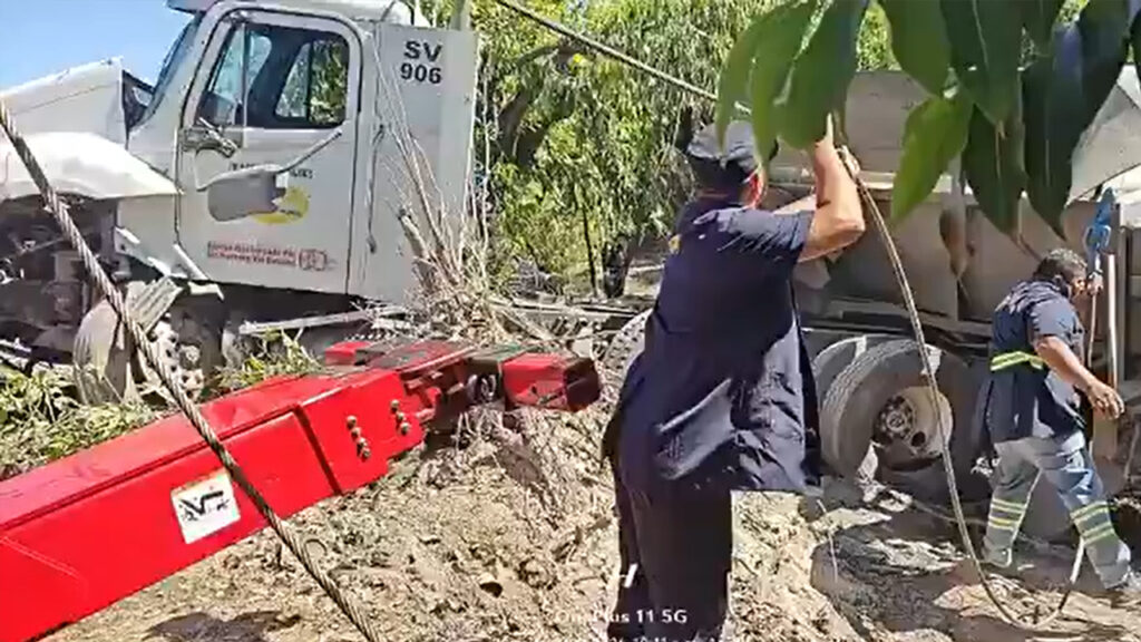 Grúa del VMT moviliza camión cisterna que se accidentó en Apopa