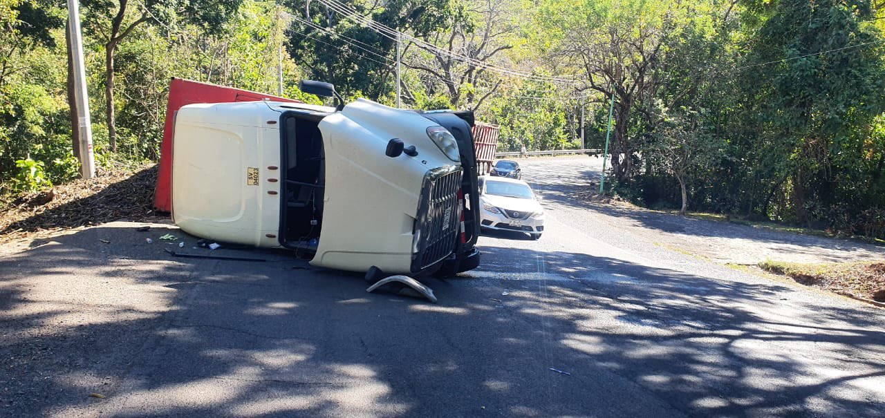 Conductor de rastra pierde el control y vuelca en carretera Litoral ...