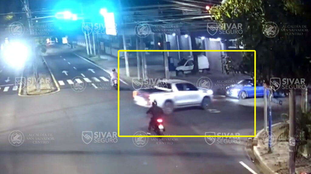 Imprudencia: conductor hace cruce prohibido y provoca accidente vial