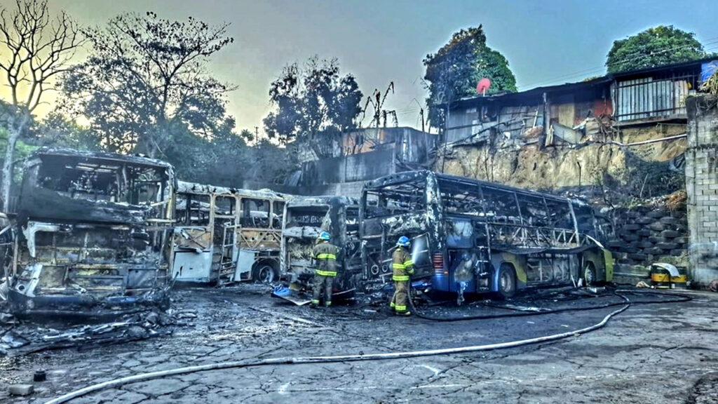 Voraz incendio consume predio de buses en Soyapango