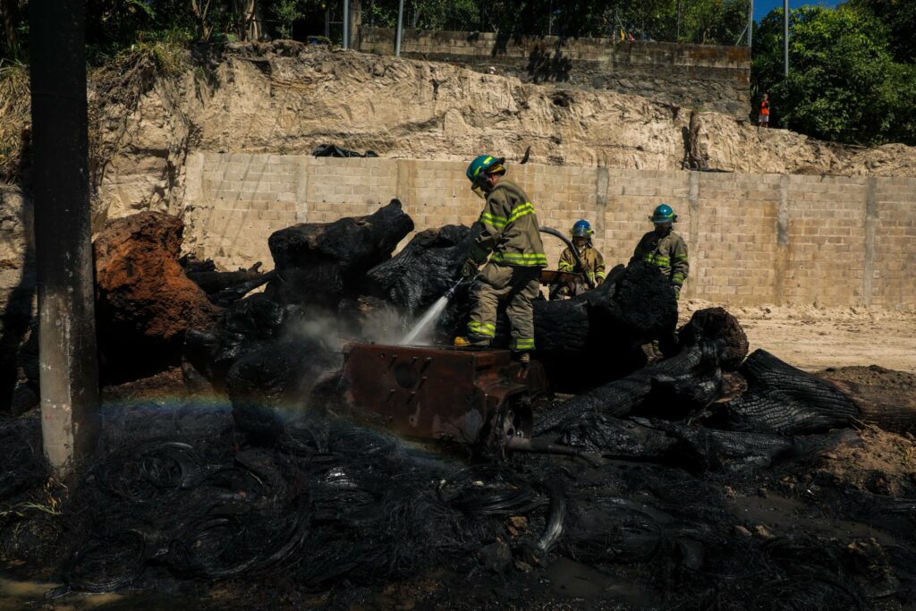 Sofocan incendios en autopista Comalapa y carretera a Opico