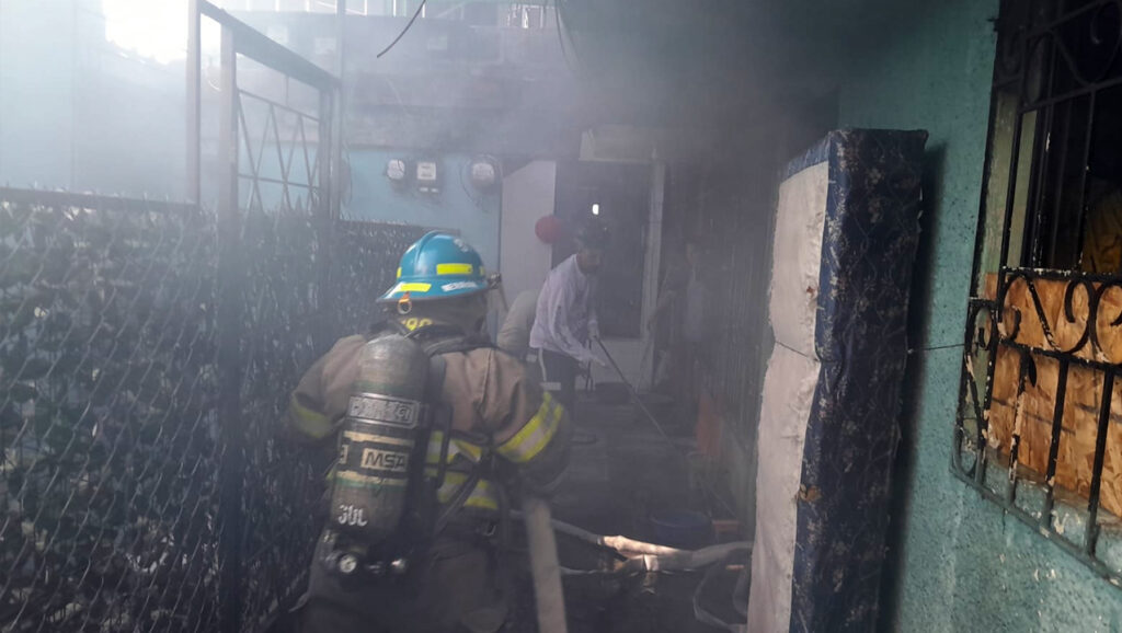 Atienden a familia afectada por incendio de su vivienda en San Salvador