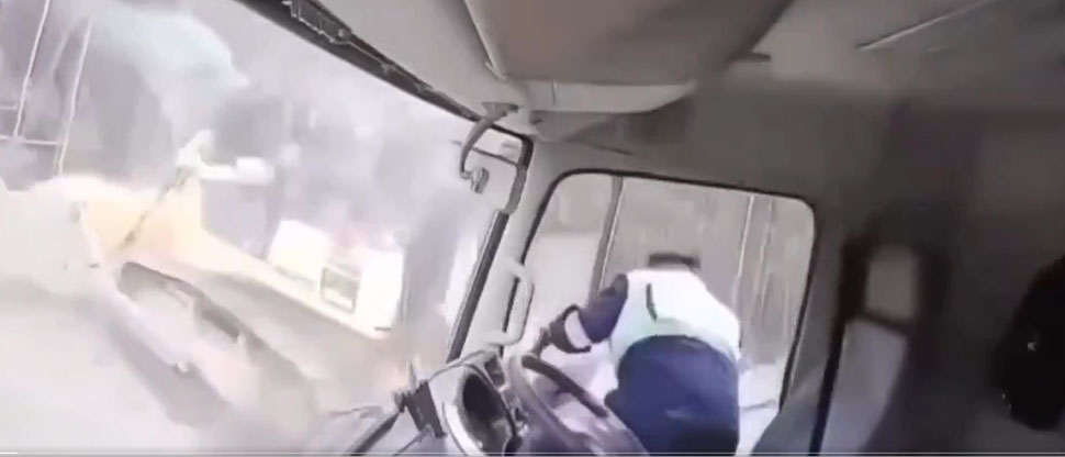 Indonesia: dos fallecidos tras deslizamiento de tierra que sepultó un camión y una excavadora