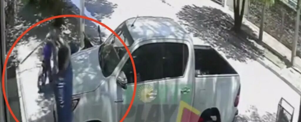 Hombre destroza auto de su vecina por escuchar música de Ricardo Arjona
