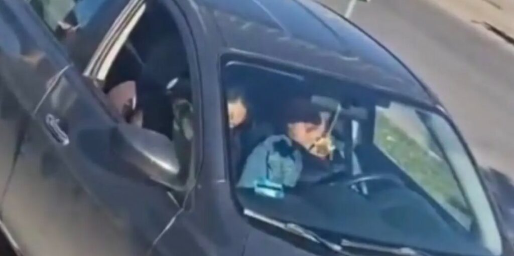 Mujeres se duermen en pleno tráfico esperando el semáforo