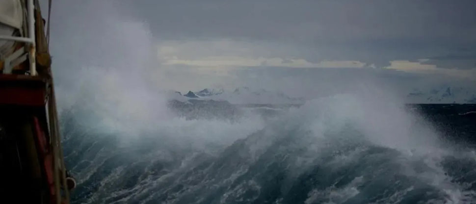 Ciclón Harry afecta al sur de Italia con olas de 8 a 10 metros de alto