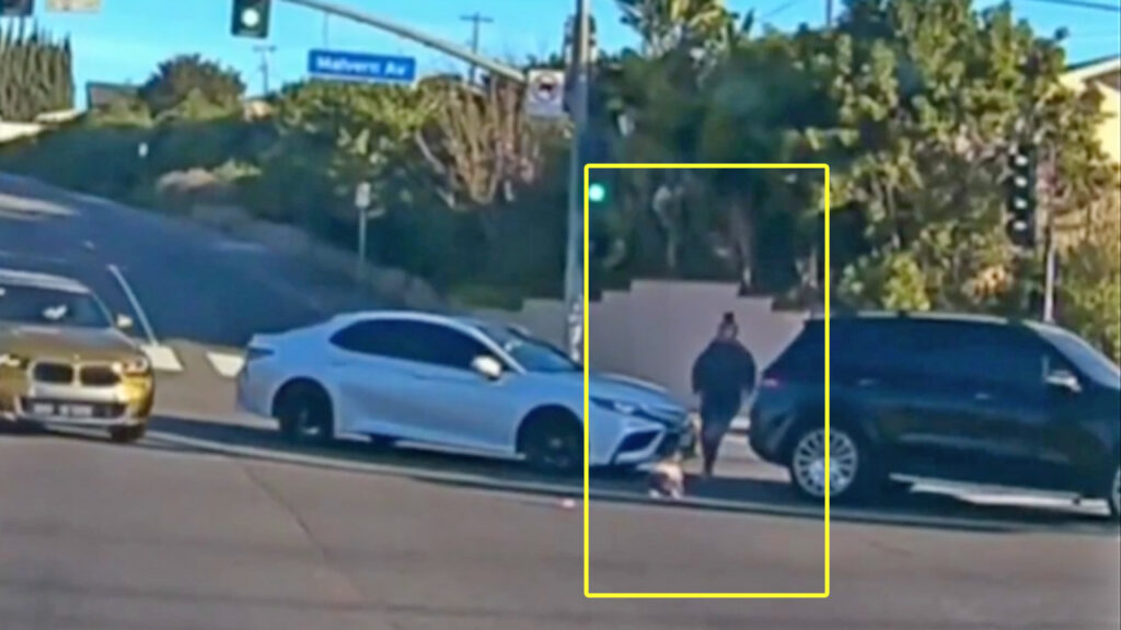 California: madre es arrestada luego de que su bebé cayera de su carro en marcha