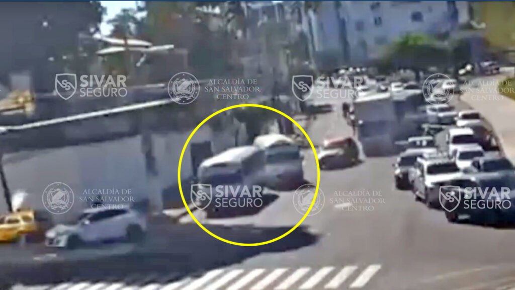 Sivar Seguro registra instante cuando dos Coaster chocan por ir peleando vía