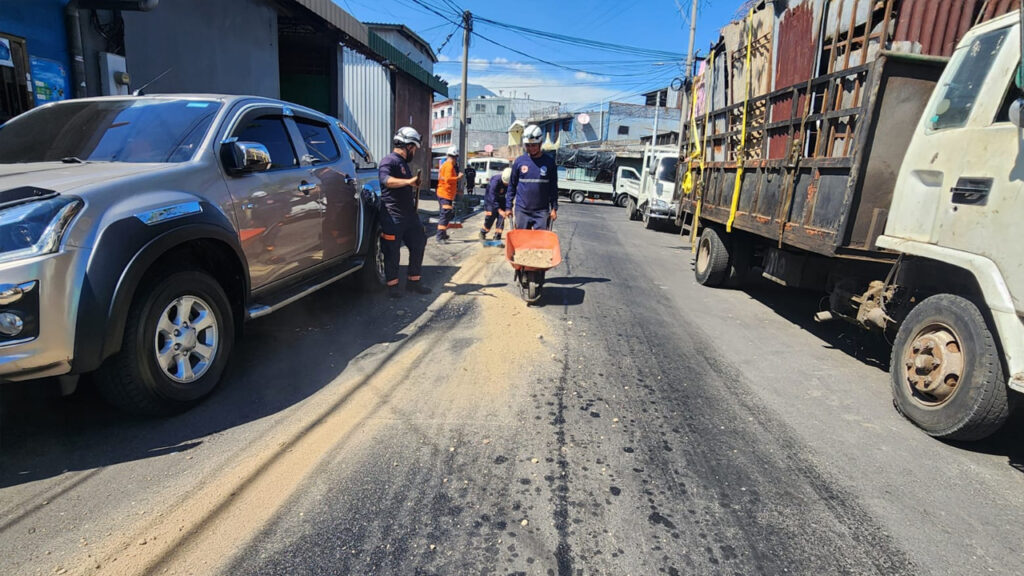 Limpian derrame de aceite sobre calle Concepción, San Salvador