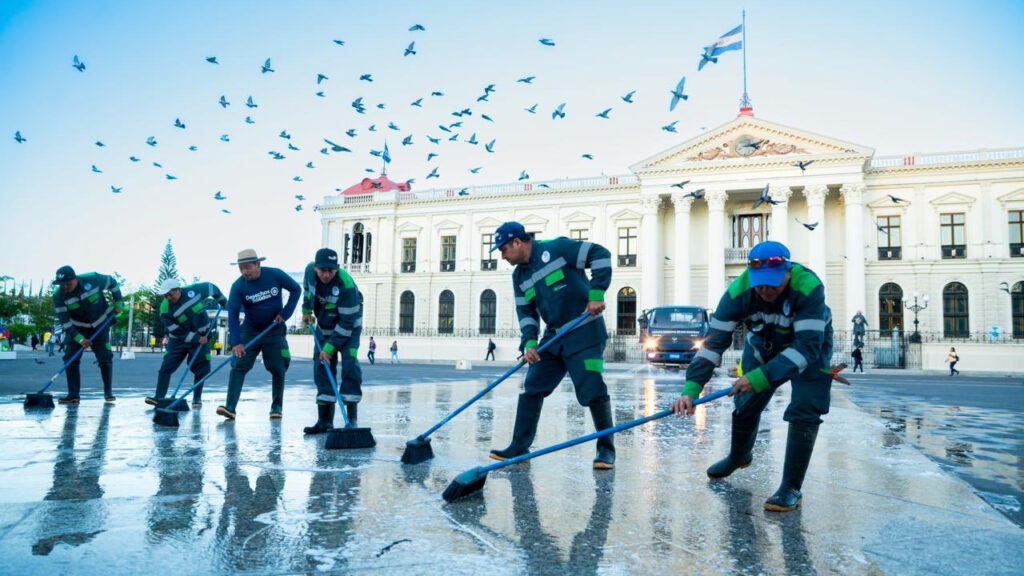 Desarrollan jornada de limpieza en plazas y parques del Centro Histórico de San Salvador