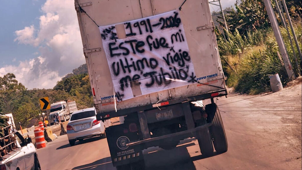 VIRAL | aplauden a conductor de camiones por anunciar su jubilación tras años de trabajo