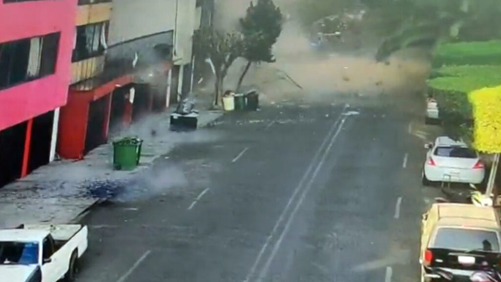 Momento exacto cuando fuga de gas provoca explosión en un complejo residencial de CDMX