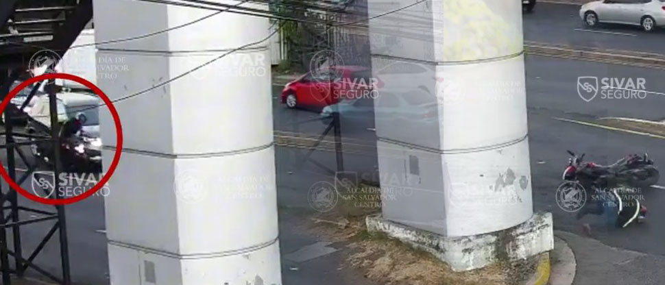 Motociclista es embestido por conductor de camioneta en bulevar Los próceres