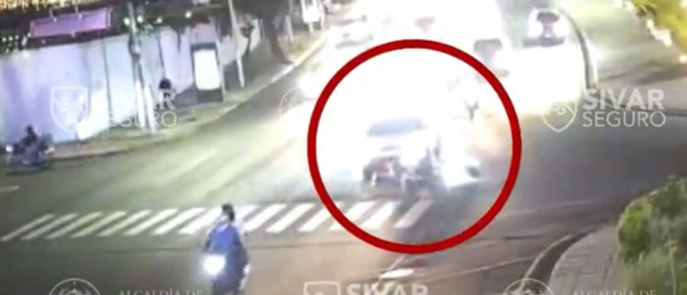 Motociclista intentó salir de vivo y terminó siendo embestido por automovilista