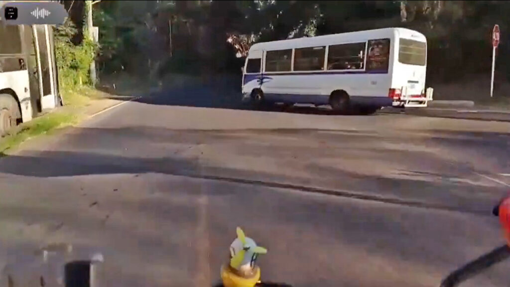 Microbusero invade carril y casi arrolla a motociclista en Panchimalco