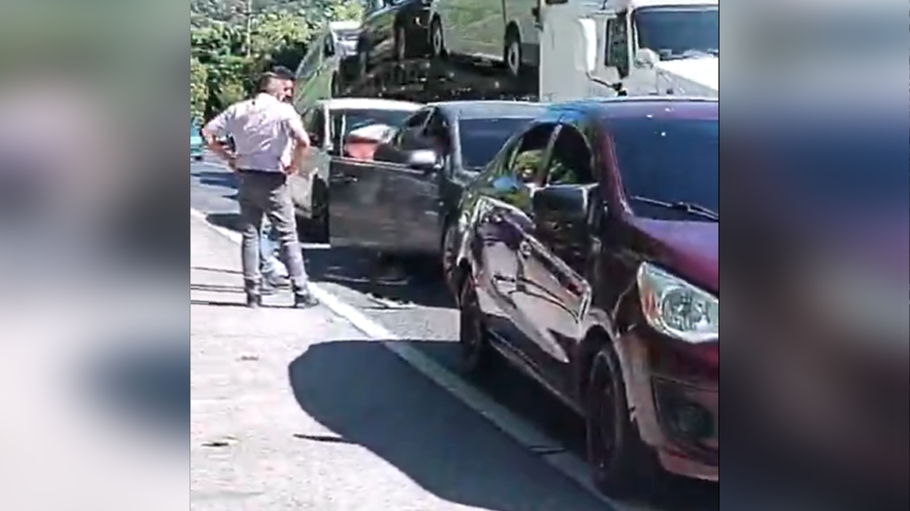 Múltiple accidente complica el tráfico vehicular en carretera a Comalapa