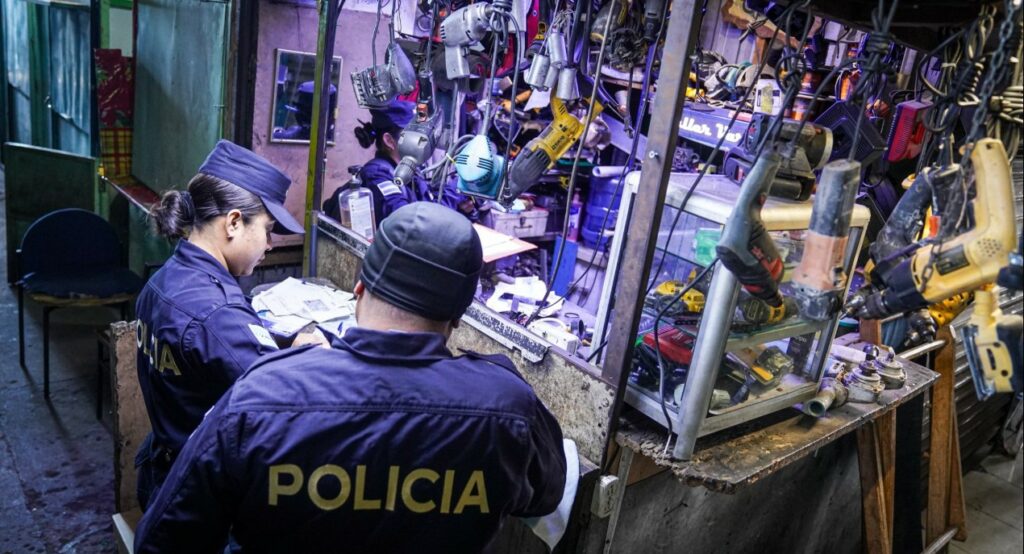 Allanan comercios por venta de electrónicos de procedencia ilegal en San Salvador