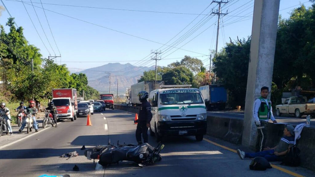 Rastra embiste a pareja que se transportaba en una motocicleta