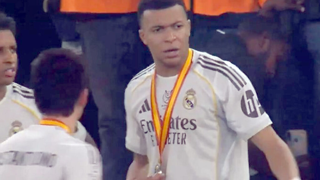VIDEO: Xabi quería hacer el pasillo al Barca, pero Mbappé se negó