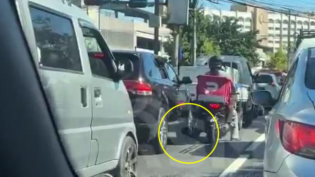 Conductor le aplasta el pie a un motociclista tras una discusión en pleno tráfico