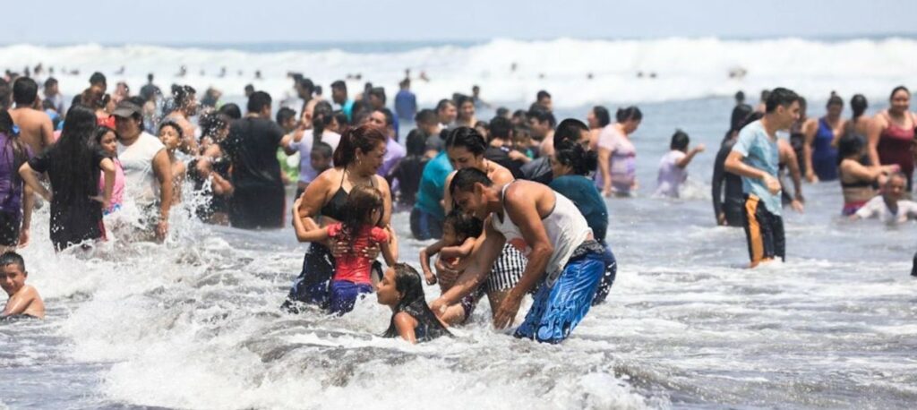 Cientos de familias salvadoreñas celebran el Año Nuevo en playas de La Libertad