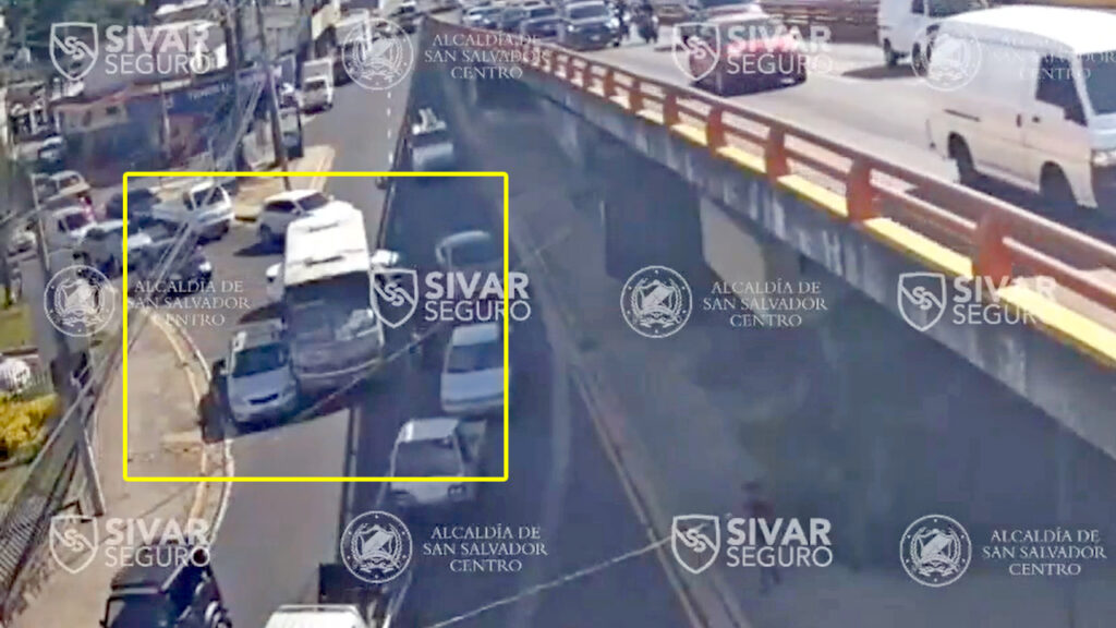 Busero y conductor particular chocan por disputarse la vía