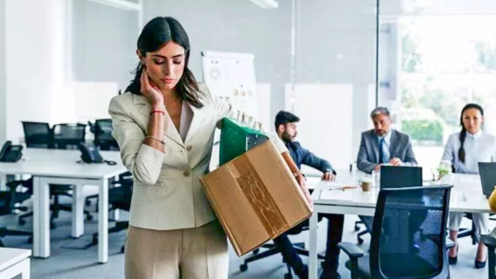 Mujer es despedida por llegar todos los días temprano al trabajo