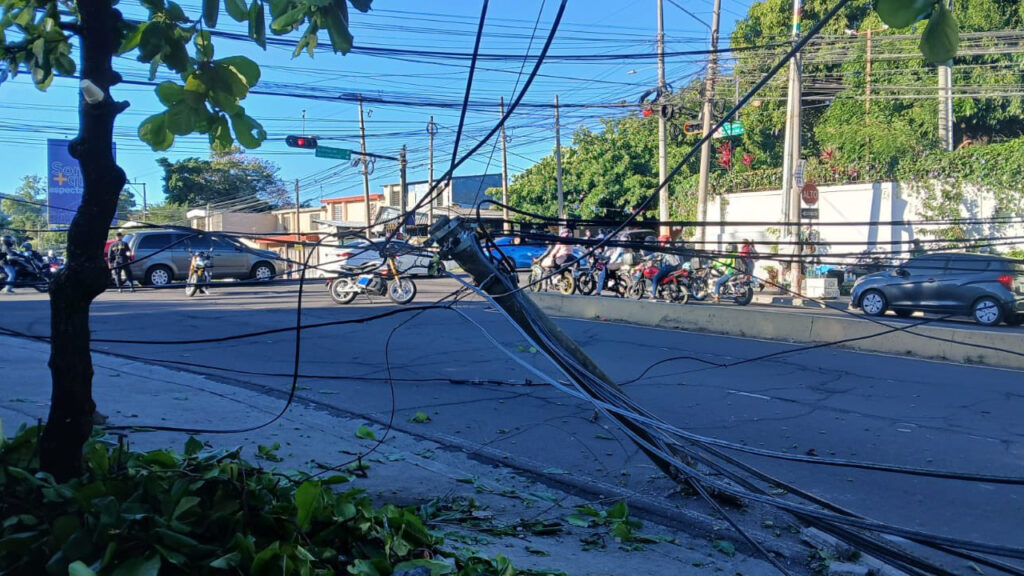 Paso vehicular parcialmente restringido tras accidente y caída de poste en San Salvador