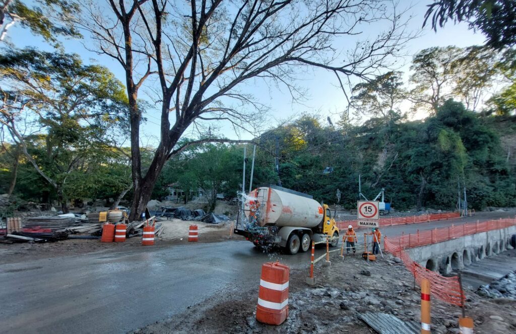 Presentan avances de construcción de puente sobre río Guastena