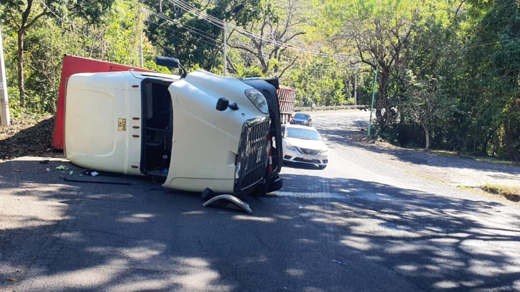 Conductor de rastra pierde el control y vuelca en carretera Litoral