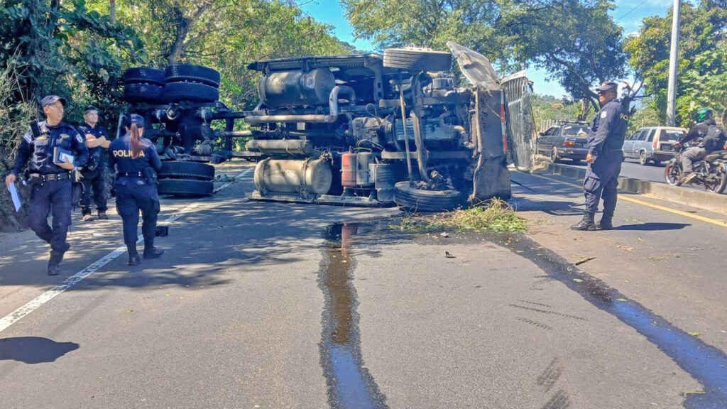 Paso complicado sobre carretera de Sonsonate a San Salvador tras vuelco de rastra