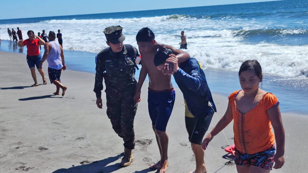Rescatan a un hombre que fue arrastrado por una corriente en playa Cangrejera