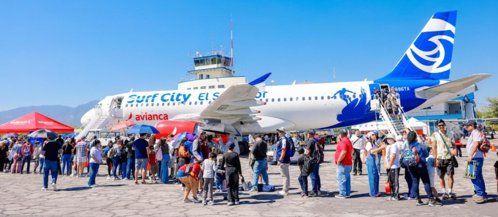 Familias salvadoreñas disfrutan del Show Aéreo en Ilopango