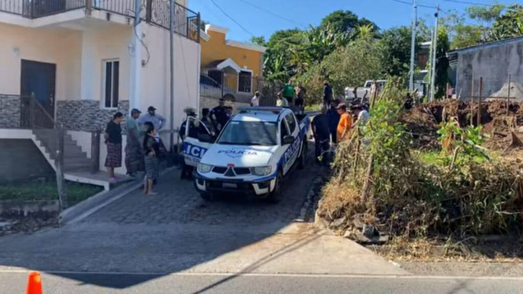 Atienden de emergencia a trabajador que resultó soterrado por un alud de tierra