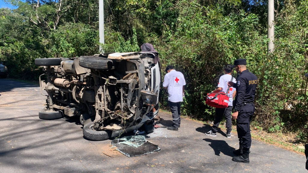 Se registra aparatoso accidente en la curva del muerto, Tamanique