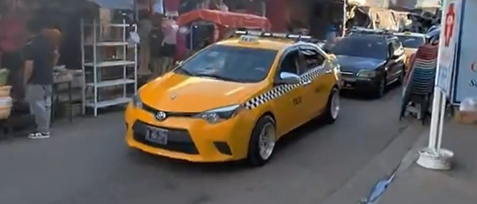 Piden al VMT que sancionen a taxista que dejó su carro a media calle para ir a comprar al mercado