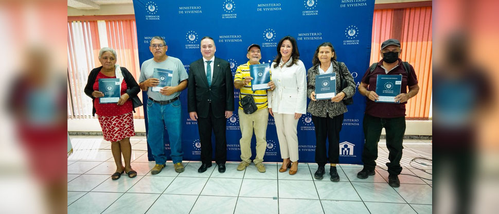 Gobierno entrega escrituras a familias que esperaron más de 40 años por su propiedad