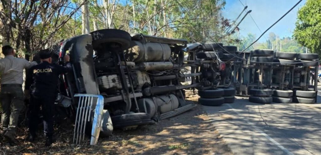 Conductor de rastra pierde la vida tras volcar en Metapán