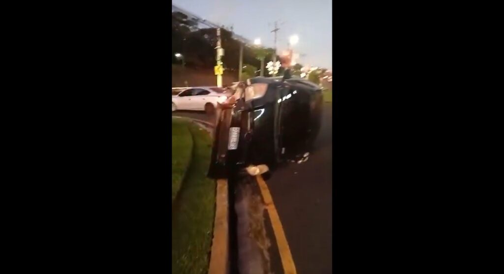 Reportan vehículo particular volcado sobre Los Próceres
