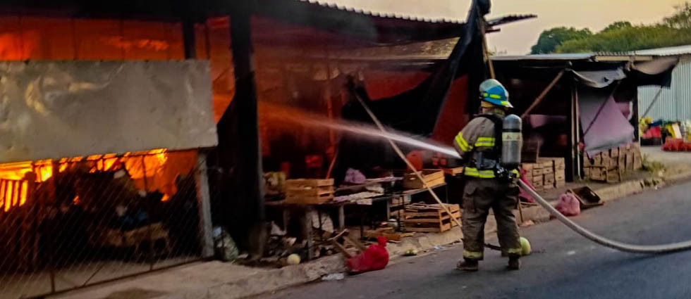 Bomberos sofocan nuevo incendio  en Mega Plaza de Sonsonate