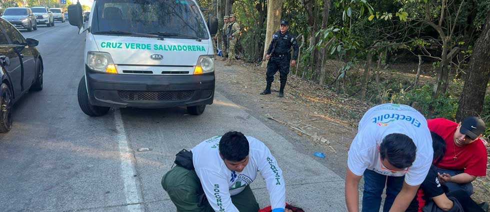 Mujeres resultan con múltiples traumas tras sufrir choque contra un vehículo San Vicente