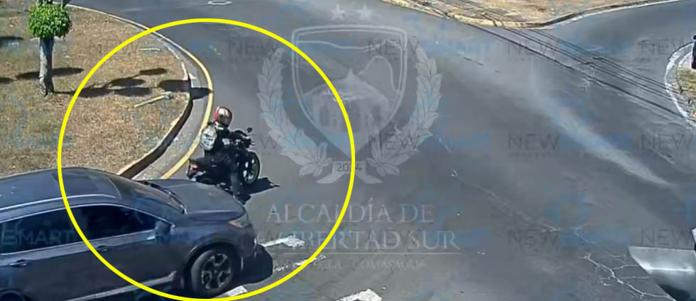 Distraído conductor casi arrolla a un motociclista en Santa Tecla