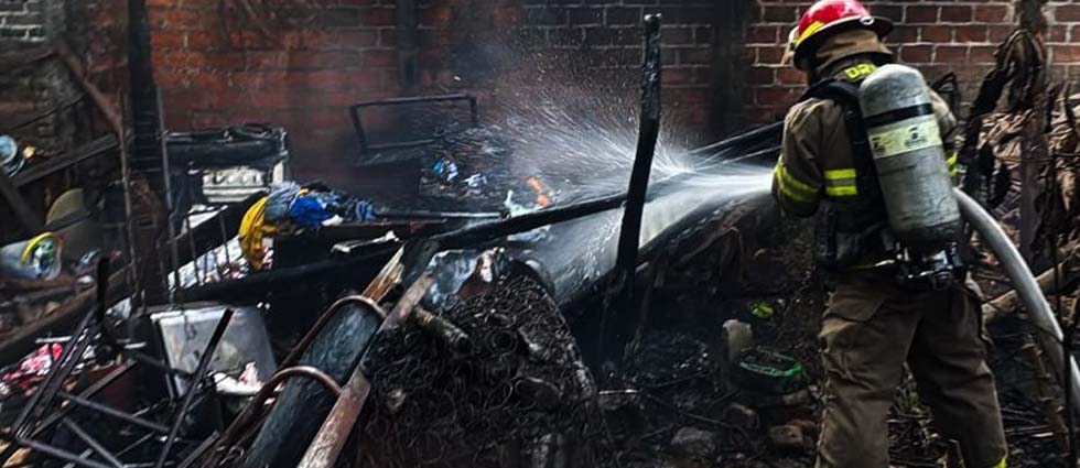 Bomberos sofocan voraz incendio en vivienda de Sonsonate