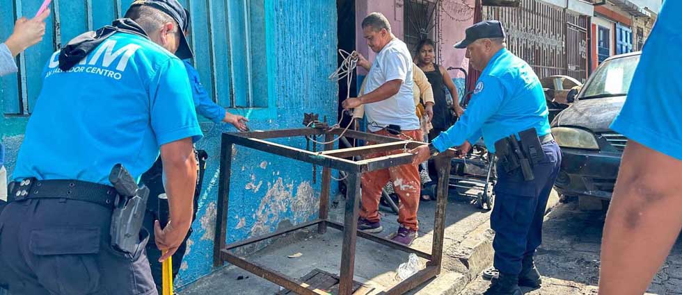 Alcaldía capitalina retira objetos que bloquean paso en aceras y recalcan que «las calles no tienen dueño»