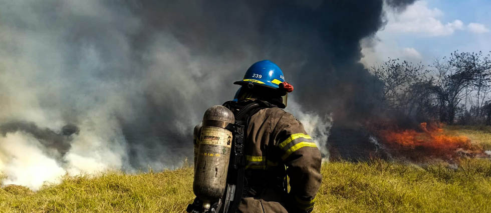 Bomberos sofocan voraz incendio en terreno con abundante vegetación seca en La Libertad