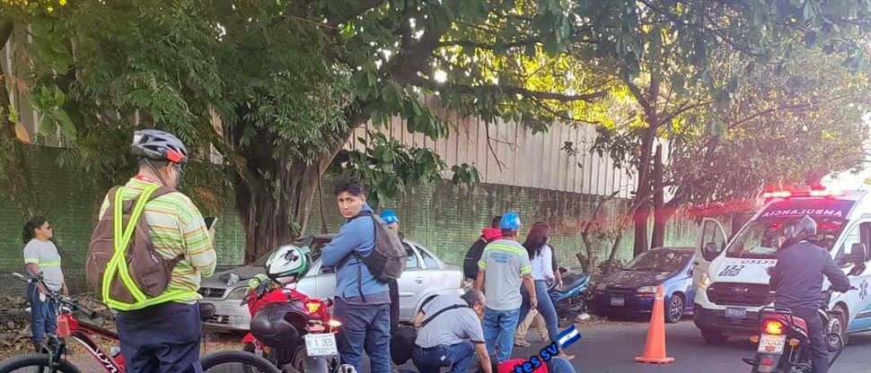 Mujer es atropellada por motociclista en calle antigua a Tonacatepeque